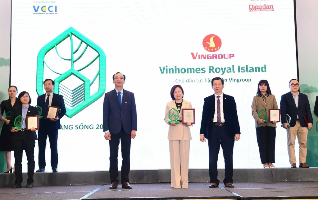 Vinhomes Royal Island nhận cú đúp giải thưởng "Dự án đáng sống tiềm năng" và "Dự án có hạ tầng tiêu biểu".